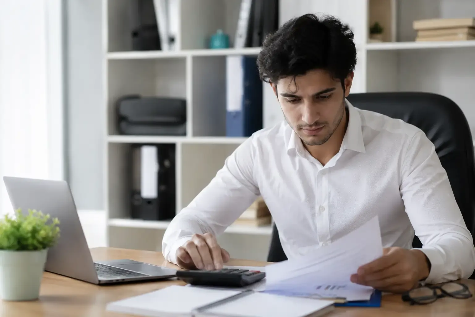 دليل الموظف الجديد: من الأجر الخام إلى الصافي خطوة بخطوة